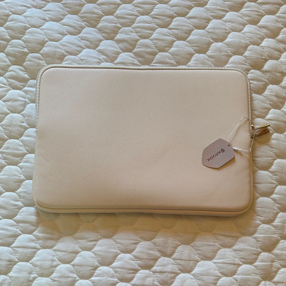 15” Cream Tablet/Laptop Sleeve